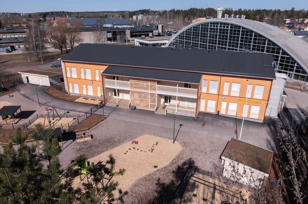 Moduulirakennus ratkaisi päiväkodin tilahaasteen – ”Nyt tämä tuntuu oikeasti päiväkodilta”