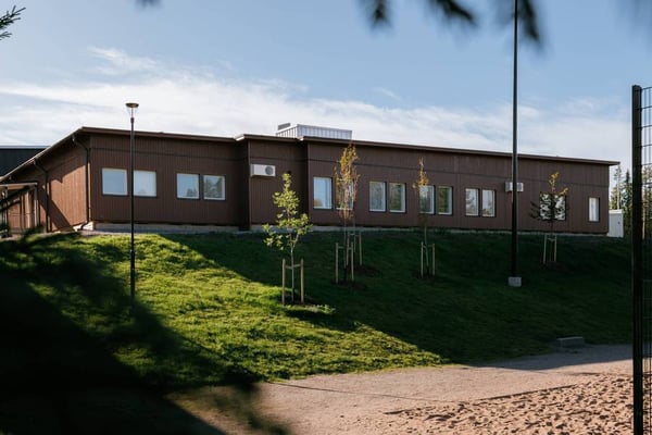 Modulaarinen lisärakennus toi joustoa lahtelaiskoulun tilatarpeisiin – ja valmistui kuukauden etuajassa