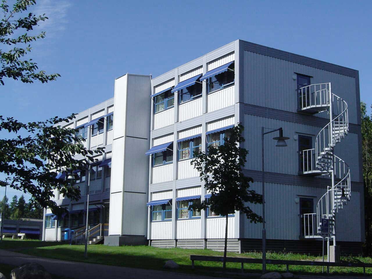 C40 moduuleista rakennettu muuntojoustava rakennus kierreportailla